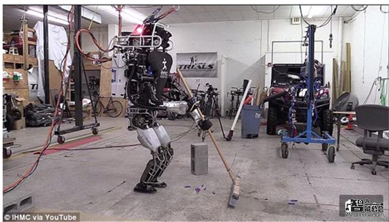 谷歌双足机器人做家务摆Pose 智能公会
