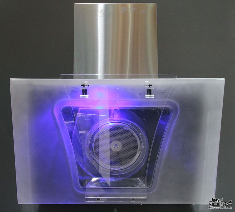 纳米不沾油技术 海尔免清洗油烟机亮相AWE 智能公会