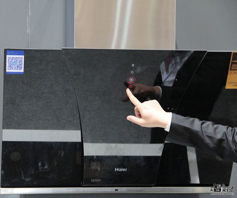 纳米不沾油技术 海尔免清洗油烟机亮相AWE 智能公会