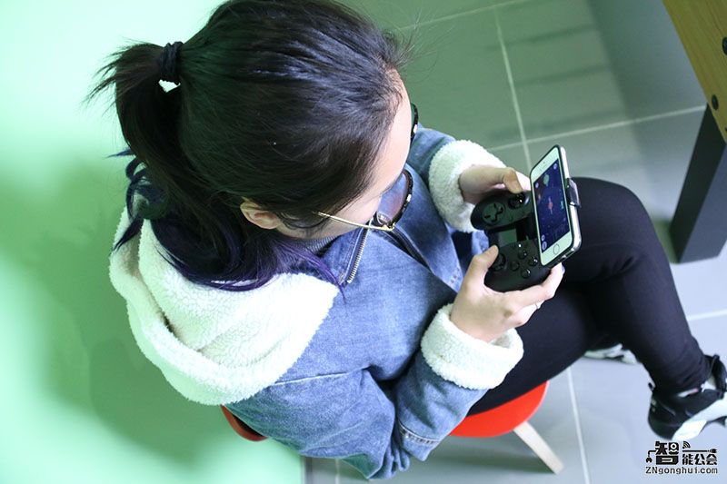 重新定义手游新玩法 这个手柄燃起了我的游戏欲 智能公会