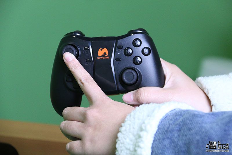 重新定义手游新玩法 这个手柄燃起了我的游戏欲 智能公会