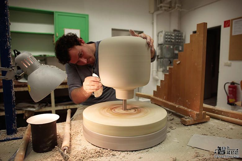 这哥们竟然给黑暗环境带来一抹绿和光 智能公会