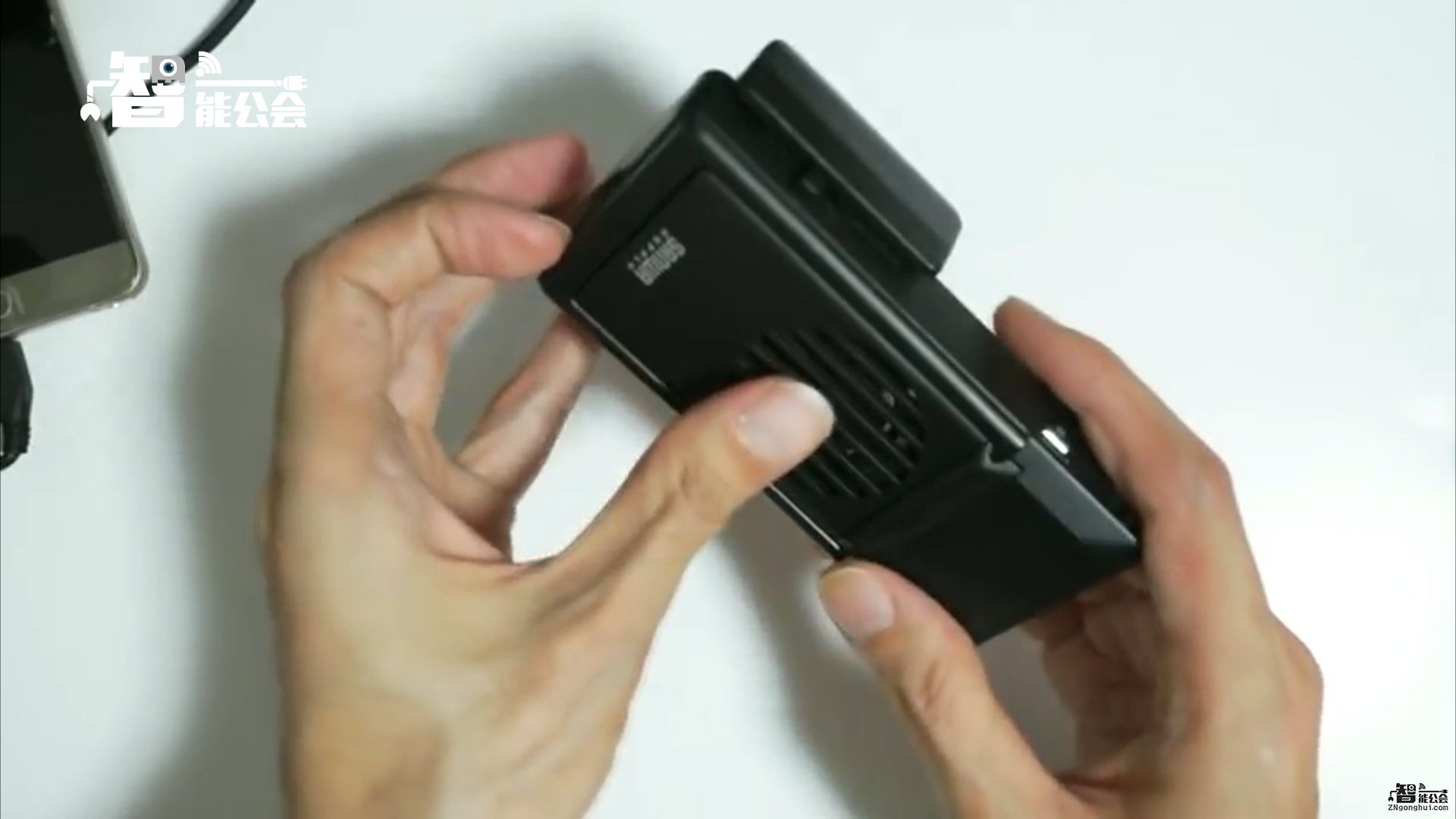 又一个BT发明！这个玩意让你的手机永远不烫 智能公会