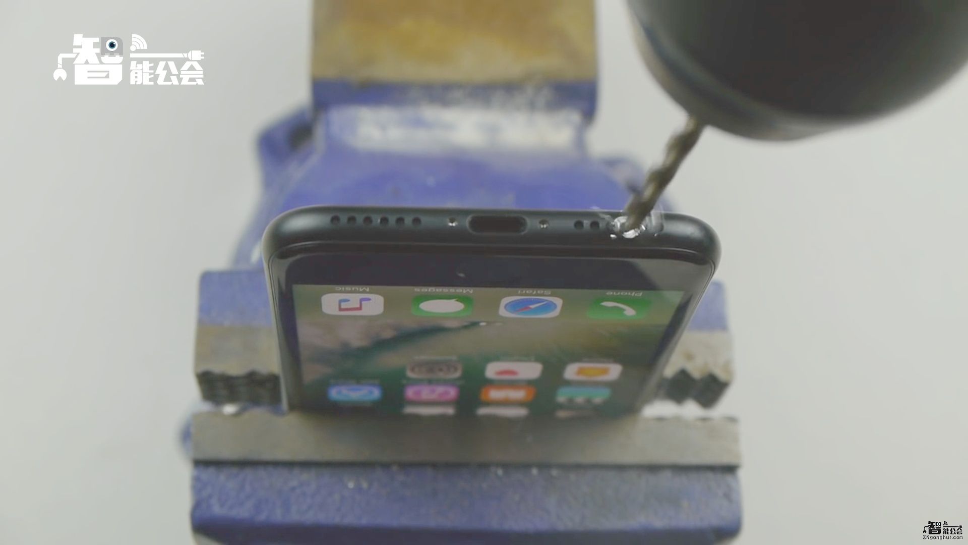 没3.5耳机插孔？逗逼老外教你1分钟改造iphone7 智能公会