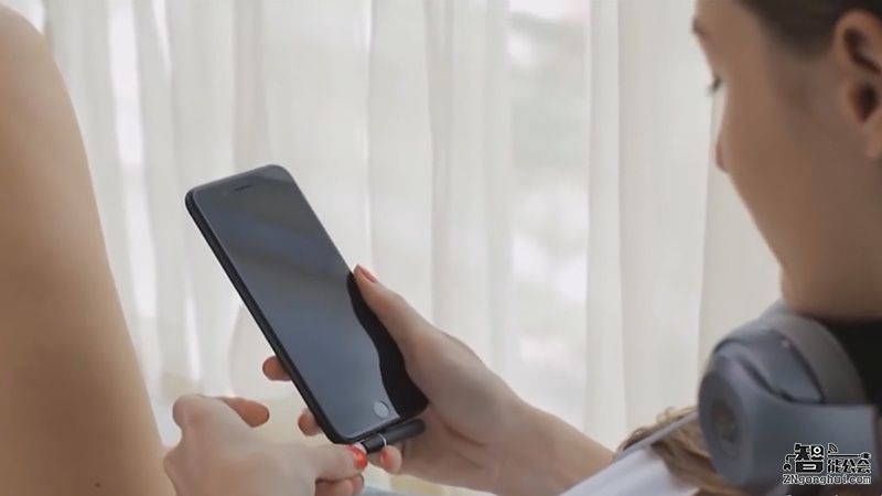 用苹果7的别错过！这个玩意可以让你边充电边听歌 智能公会