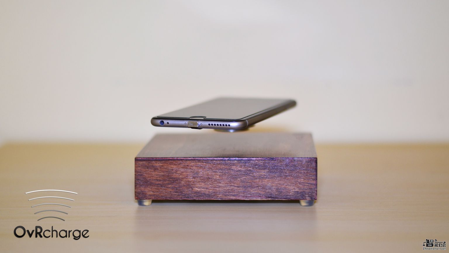 逼格|这个小玩意能让iPhone无线充电 还能飘在空中 智能公会