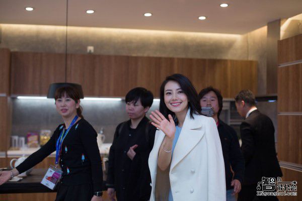 男神女神呈“一王三后”拉高AWE颜值 竟还送福利...？ 智能公会