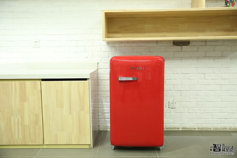 让复古时髦沉淀出份量 小吉迷你冰箱深谙时尚要义 智能公会