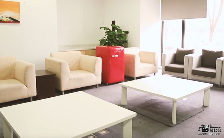 让复古时髦沉淀出份量 小吉迷你冰箱深谙时尚要义 智能公会