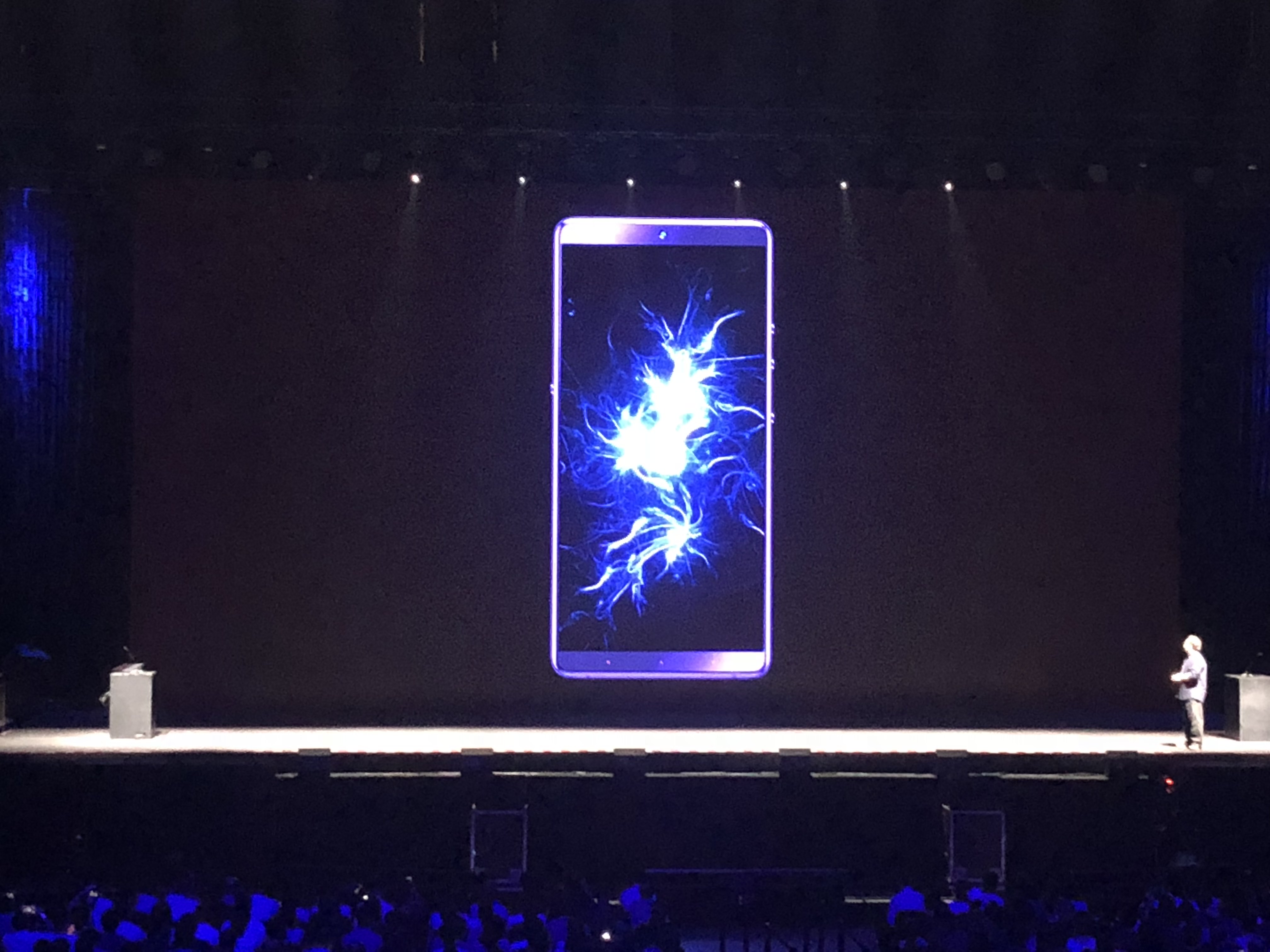 当理解不再万岁时 坚果Pro 2S发布会上老罗又幽默了一把 智能公会