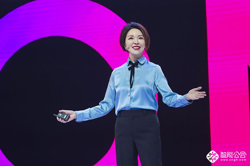 满血麒麟980 全系标配4800万立体深感相机 荣耀V20 售价2999元起 智能公会