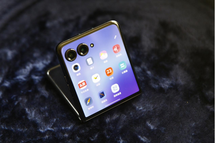 全系标配实用4寸大外屏 联想moto razr 50 Ultra AI元启掀旗舰小折叠普及风 智能公会