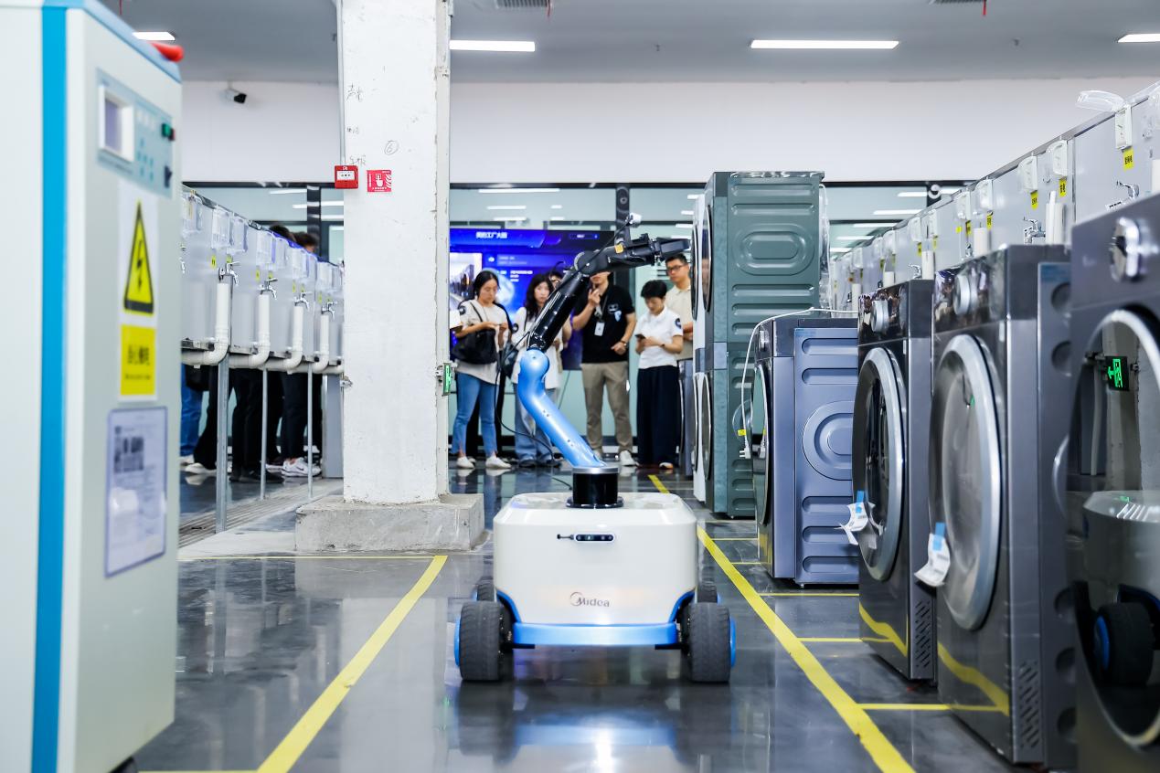 首个智能体工厂获世界纪录认证，美的引领智能制造范式跃迁 智能公会