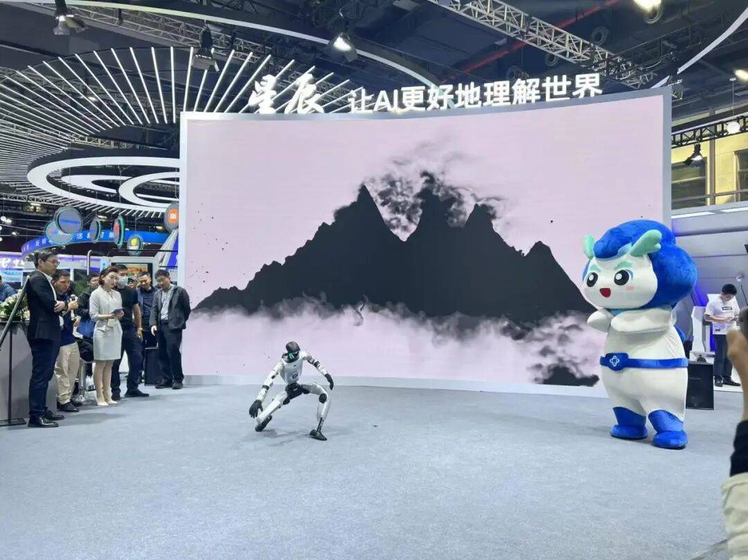 侧踢后空翻还写书法？中国电信AI黑科技秀翻全场！ 智能公会